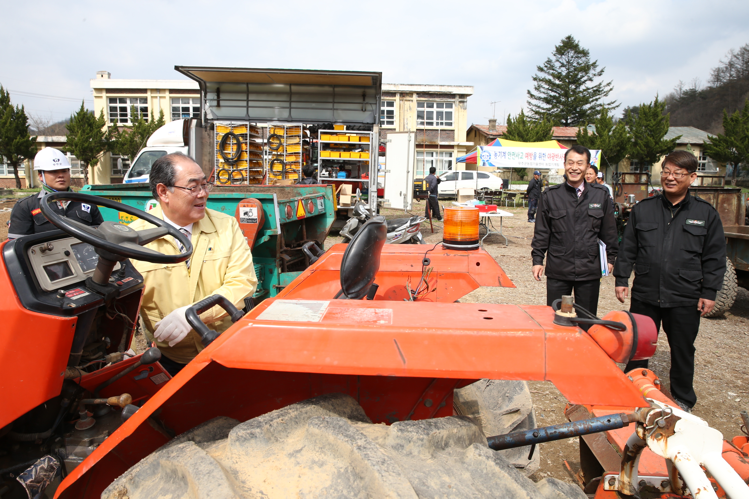 2015.04.08. 무주군 농기계 안전 표시판 부착