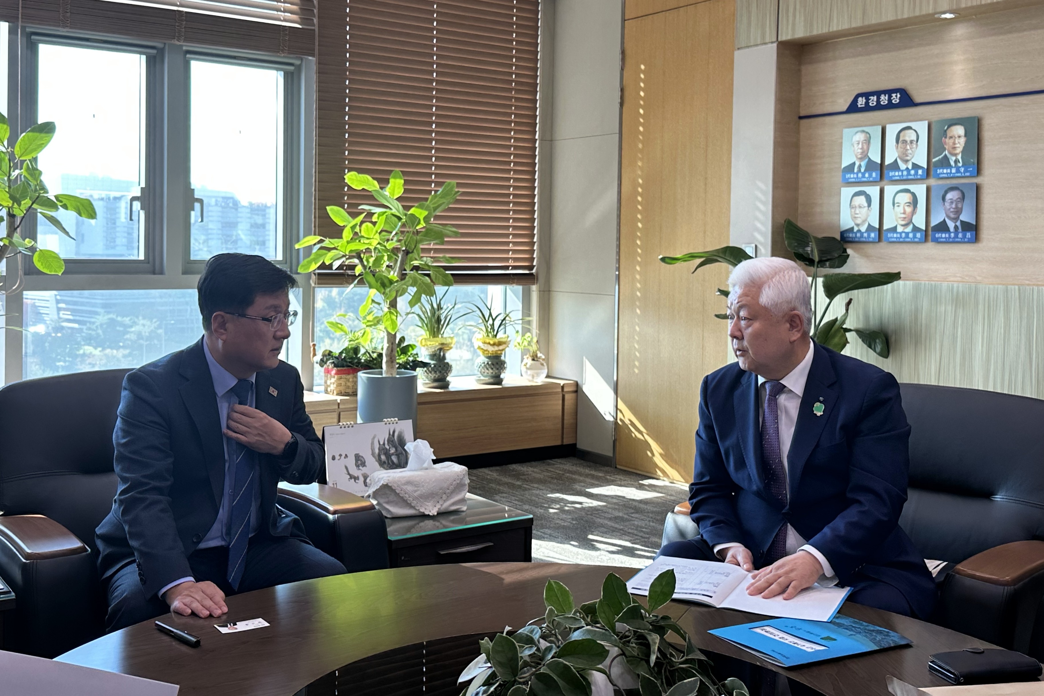 2025.11.03. 황인홍무주군수 김성환 기후에너지환경부장관 국비 확보를 위한 면담