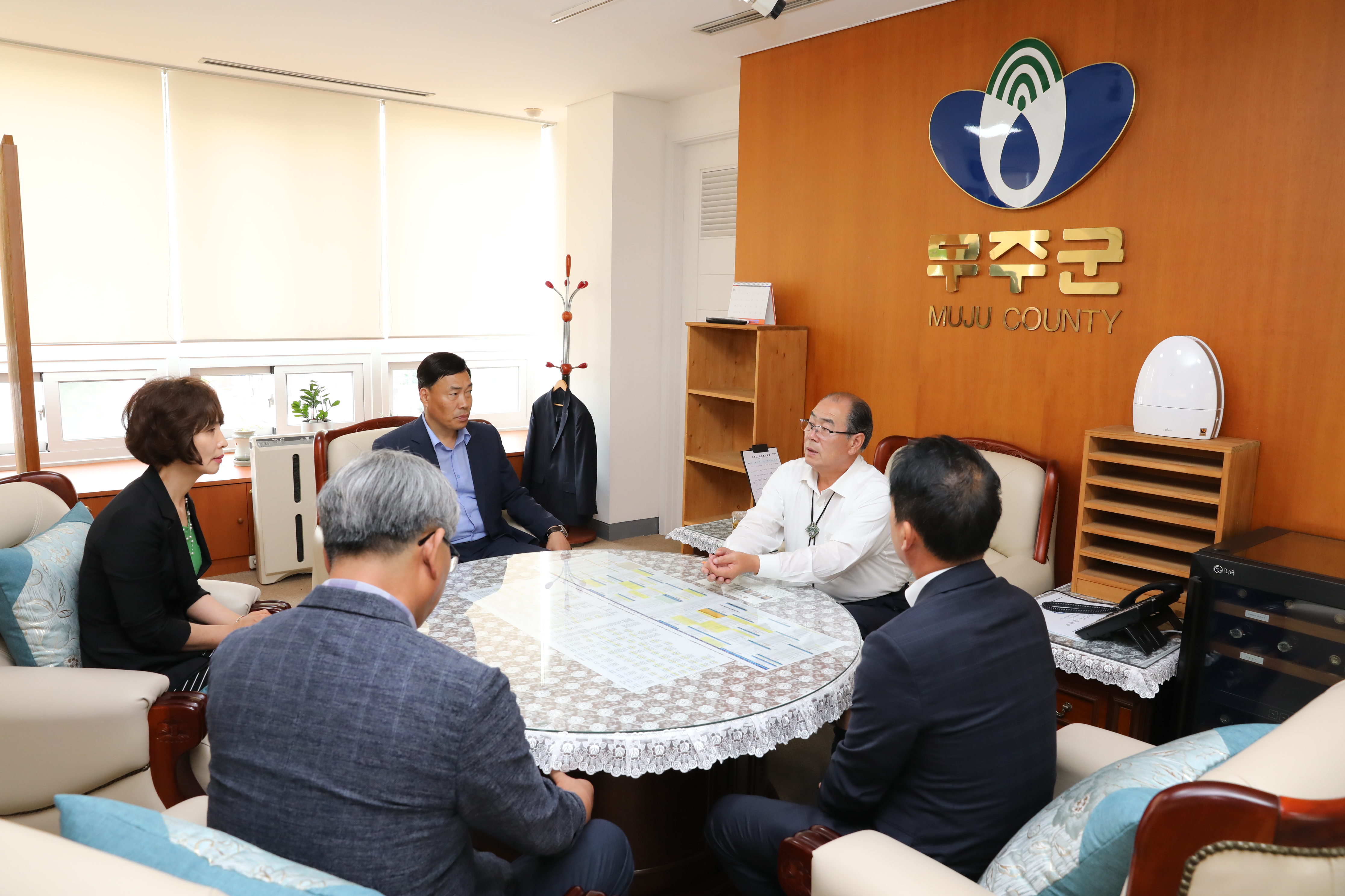 2018.06.29. 황정수 무주군수 인수인계서 서명