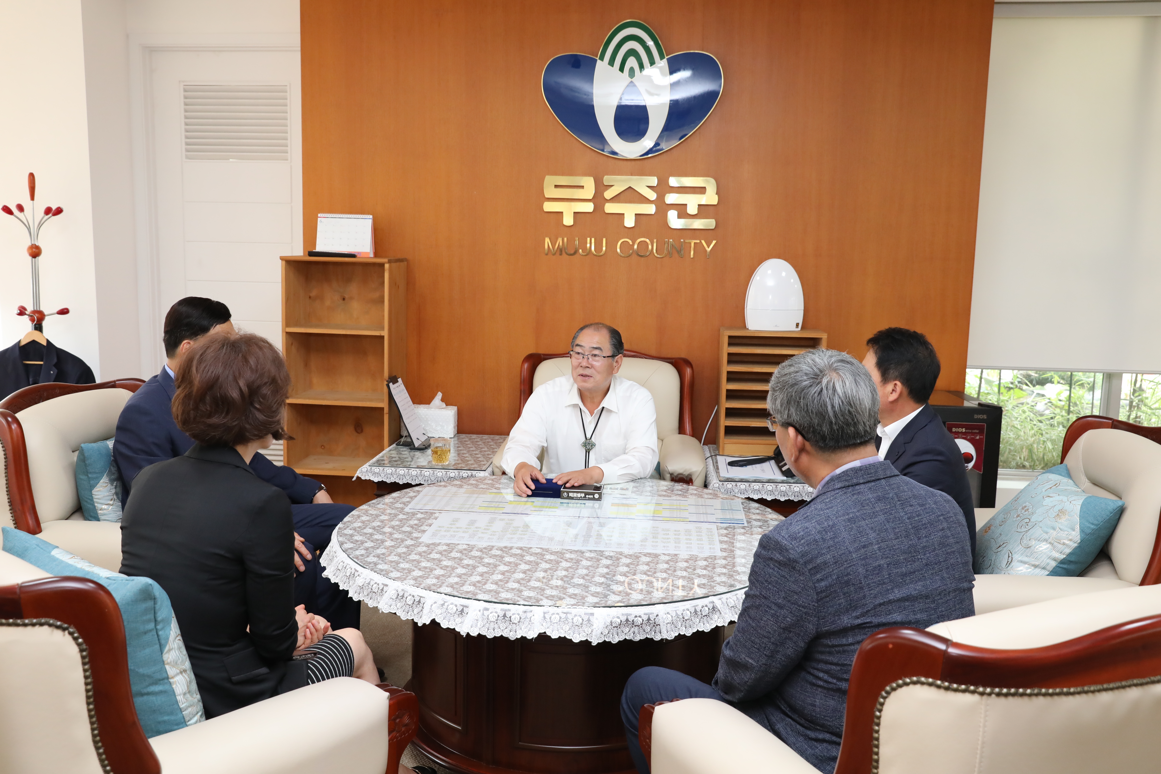 2018.06.29. 황정수 무주군수 인수인계서 서명