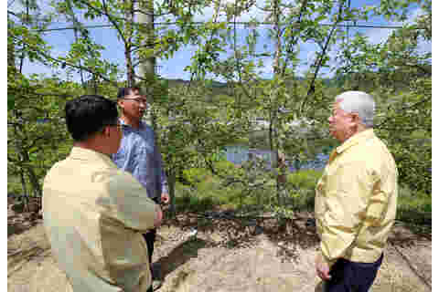 2023.05.03. 황인홍 무주군수 현장조사단 저온 피해농가 방문