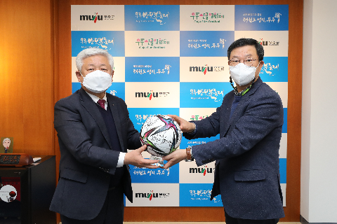 2021.12.29. 전북현대 사인볼 증정