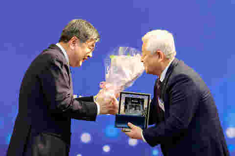 2023.12.09. 무주보건의료원 제3회 김우중 의료봉사상 수상(황인홍 무주군수)