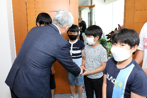 2020.07.16. 무주초등학교 어린이 코로나19 방역 공무원에 수제비누 전달
