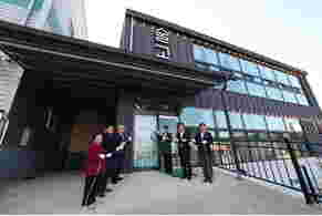 2025.11.06. (유)덕유 2025년 백년소상공인 선정 현판식사진